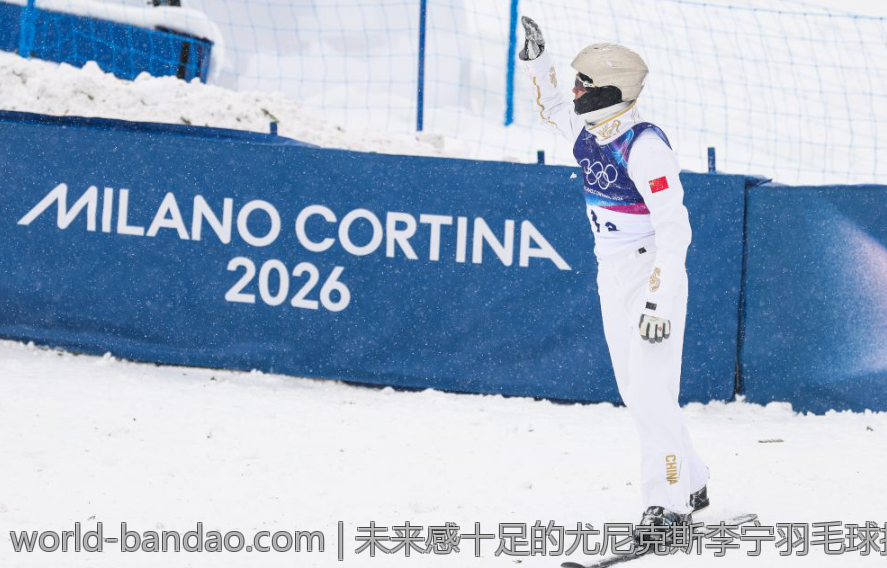 未来感十足的尤尼克斯李宁羽毛球拍2026新品震撼上市